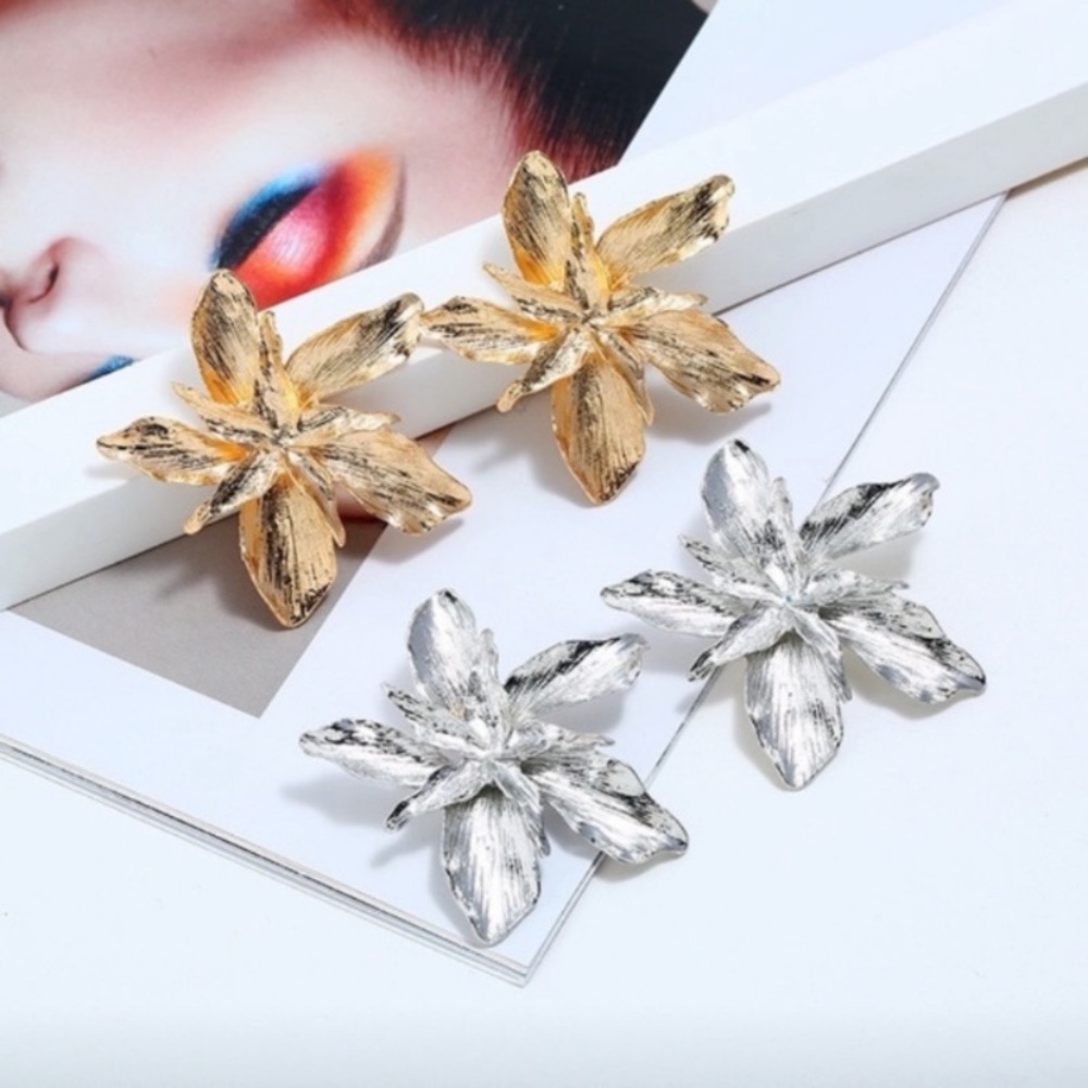 ✂️Final PRICE✂️NWT Gold floral statement earrings - Picture 2 of 6